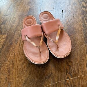 Fitflop Women’s Delta sandals pink with metallic straps